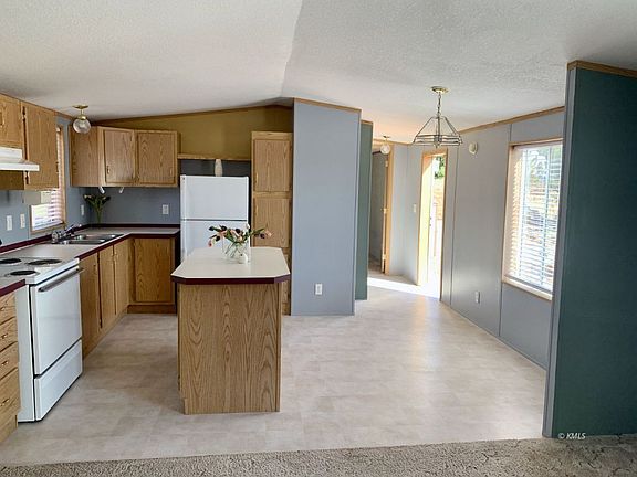 3rd image of 837 W Navajo Dr