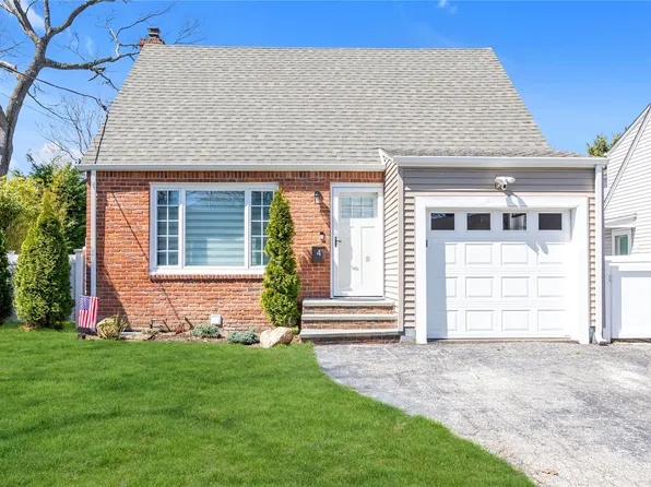 4 Oak Ridge Lane, Albertson, NY 11507
