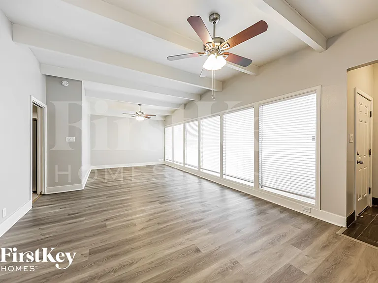 2028 W Schell Dr — Photo 2