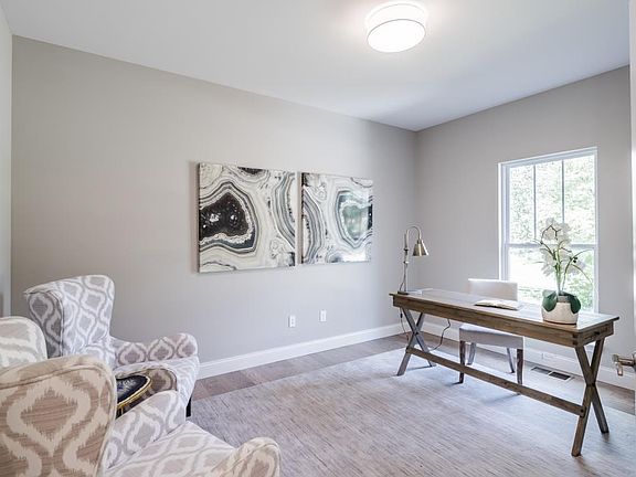 5th image of 213 Hillsdale Dr