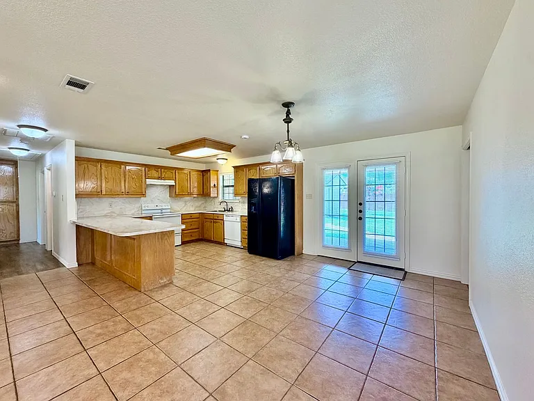 525 W Lloyd St — Photo 5