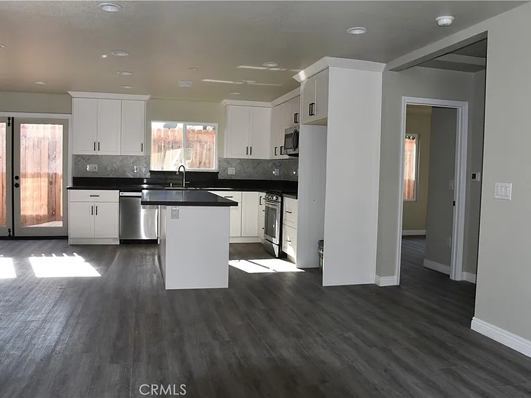 917 W Flora St #917B — Photo 17