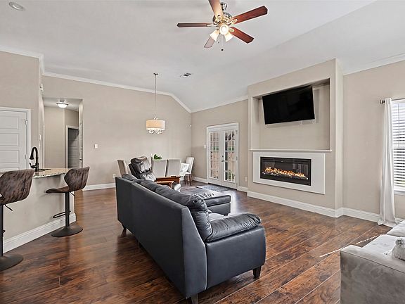 3rd image of 819 N Ridge Dr