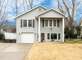 906 N Geyer Rd, Saint Louis, MO 63122