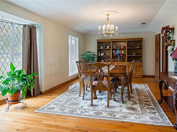 4th image of 317 Hollyhill Ln