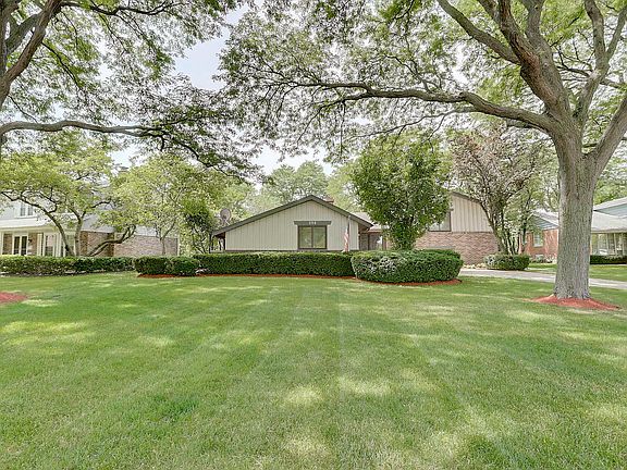 2nd image of 204 E Hackberry Dr