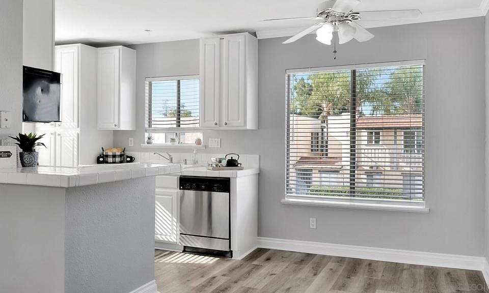 1st image of 732 E Lexington Ave E #18