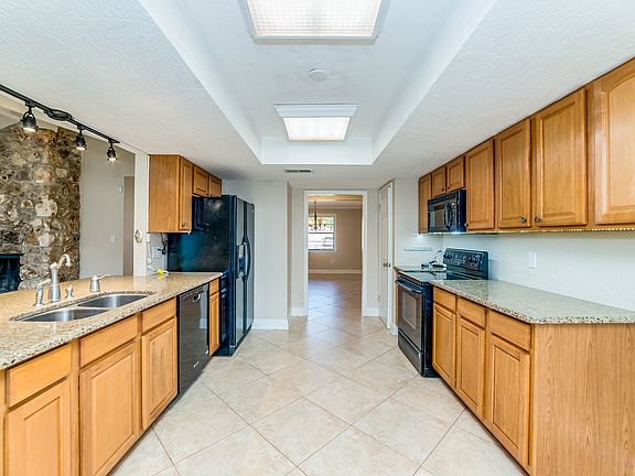 3rd image of 114 Slade Dr