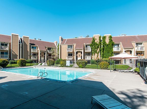 2nd image of 400 E Creekside Cir