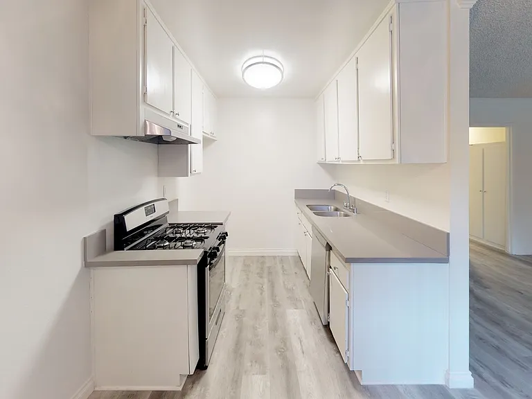 Radford Manor...BE PART Of THE TRENDY VALLEY VILLAGE!! CALL NOW! — Photo 10