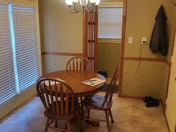 5th image of 1110 Lyndon Rd