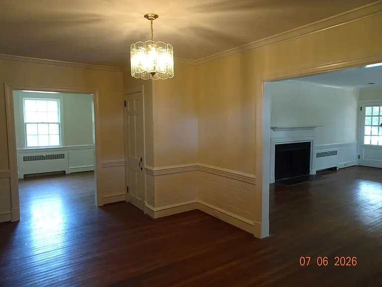 302 Riverside Dr — Photo 4