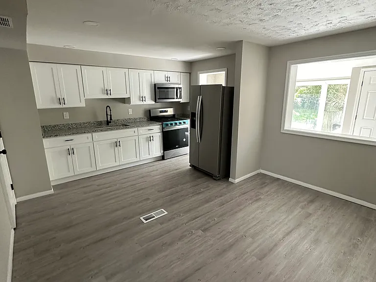 626 W Kingsway Rd — Photo 3
