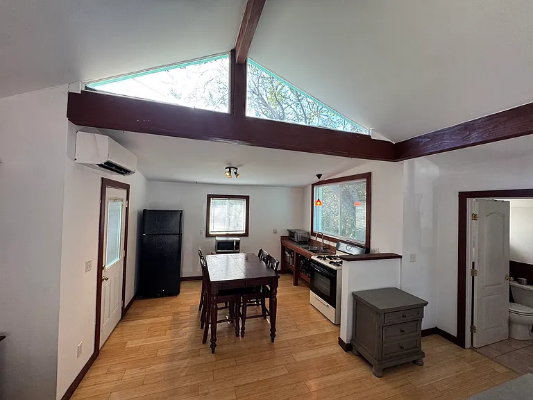 338 W 6th St #C — Photo 3