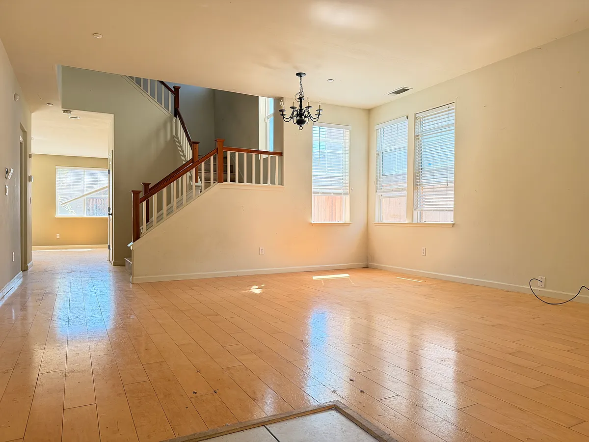 Building Photo - 412 Mountain Meadows Dr