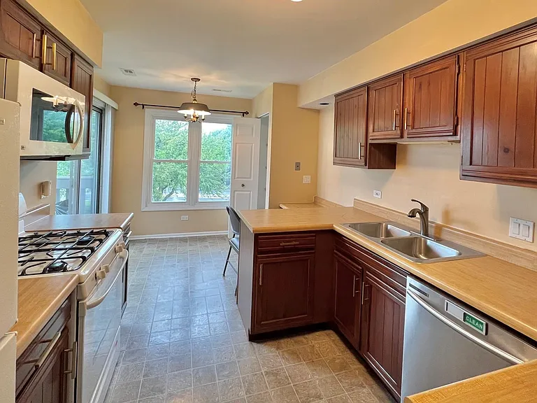 1415 Sutton Ct — Photo 2
