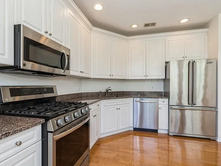 605 Binghampton Ln — Photo 12