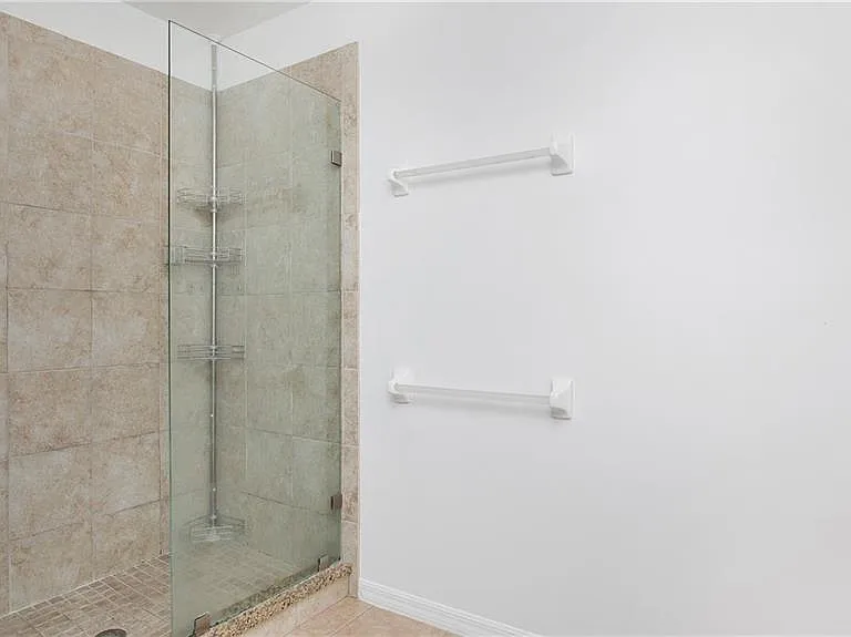 880 Hampton Cir — Photo 24