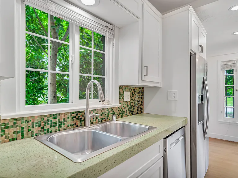 546 S Beachwood Dr — Photo 28