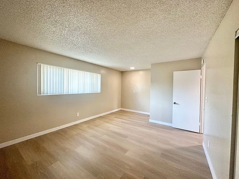 Huntington Clay Apartments — Photo 14