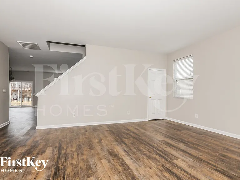 1008 Rural Farm Rd — Photo 3