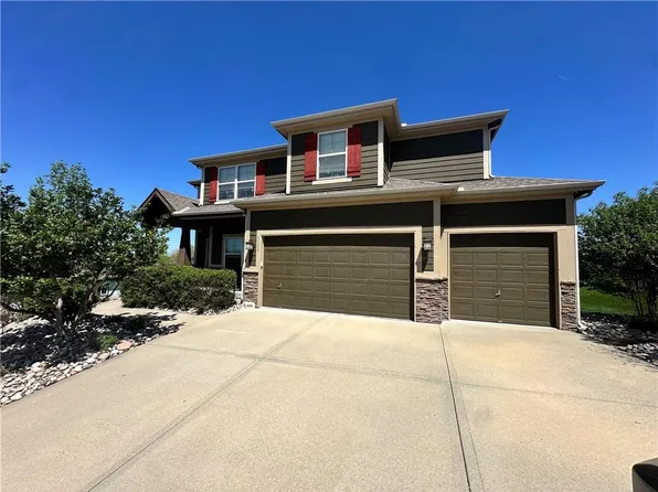 5898 S National Dr, Parkville, MO 64152