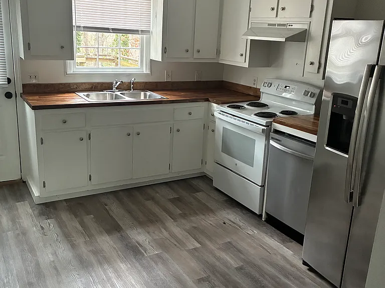 409 Lindsay Rd — Photo 5