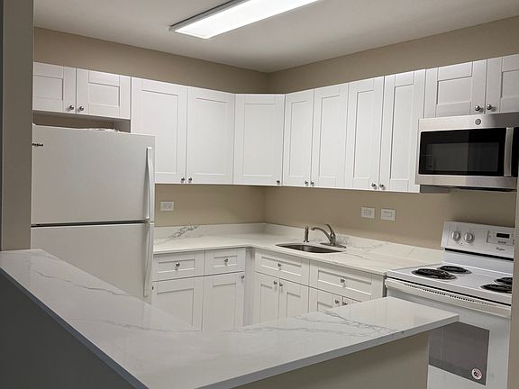5th image of 805 NE 199th St APT 106