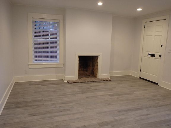 3rd image of 224 1/2 E Huntingdon St