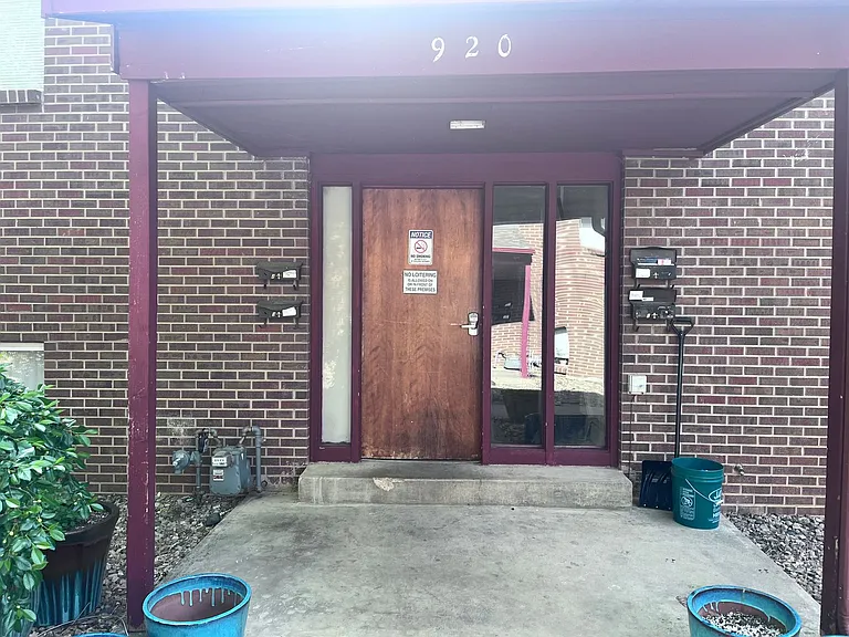 920 James Court — Photo 1