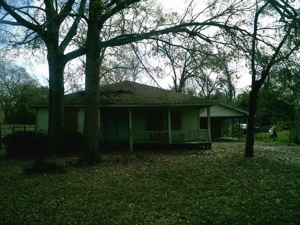 5240 34th St, Groves, TX 77619