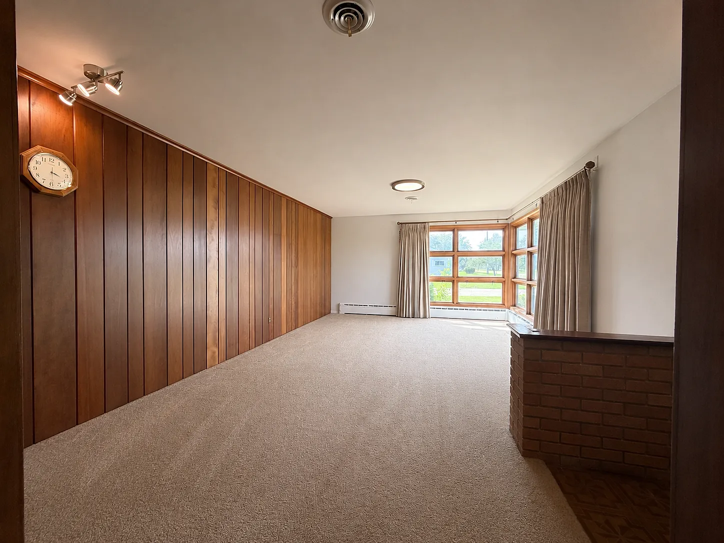 3 bed, 1.5 bath, 2362 sqft, $2,150 — Photo 2