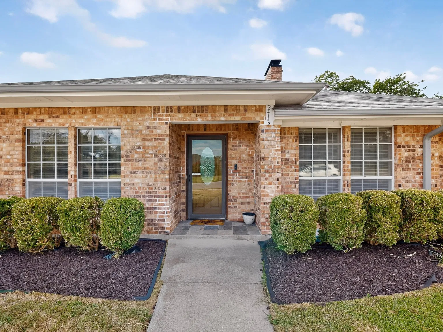 4 bed, 2306 sqft, $2,400 — Photo 4