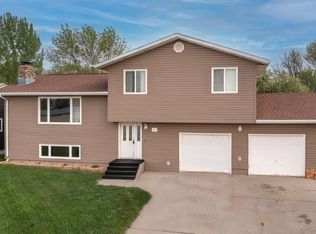 212 9th St NE, Beulah, ND 58523