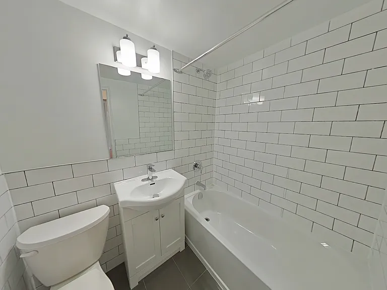 36 Thorncliffe Park Dr — Photo 11