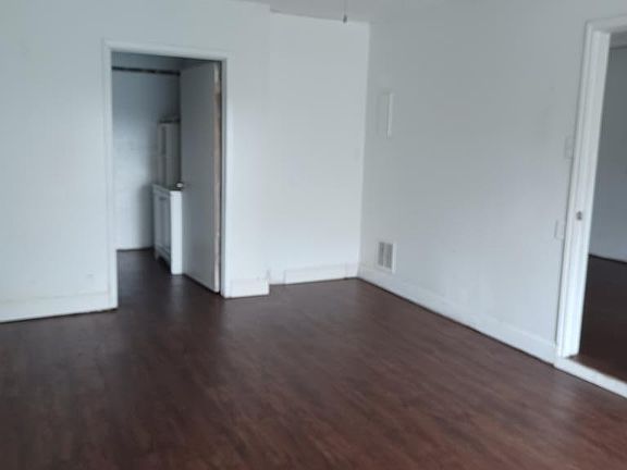 4th image of 904 W Walton St