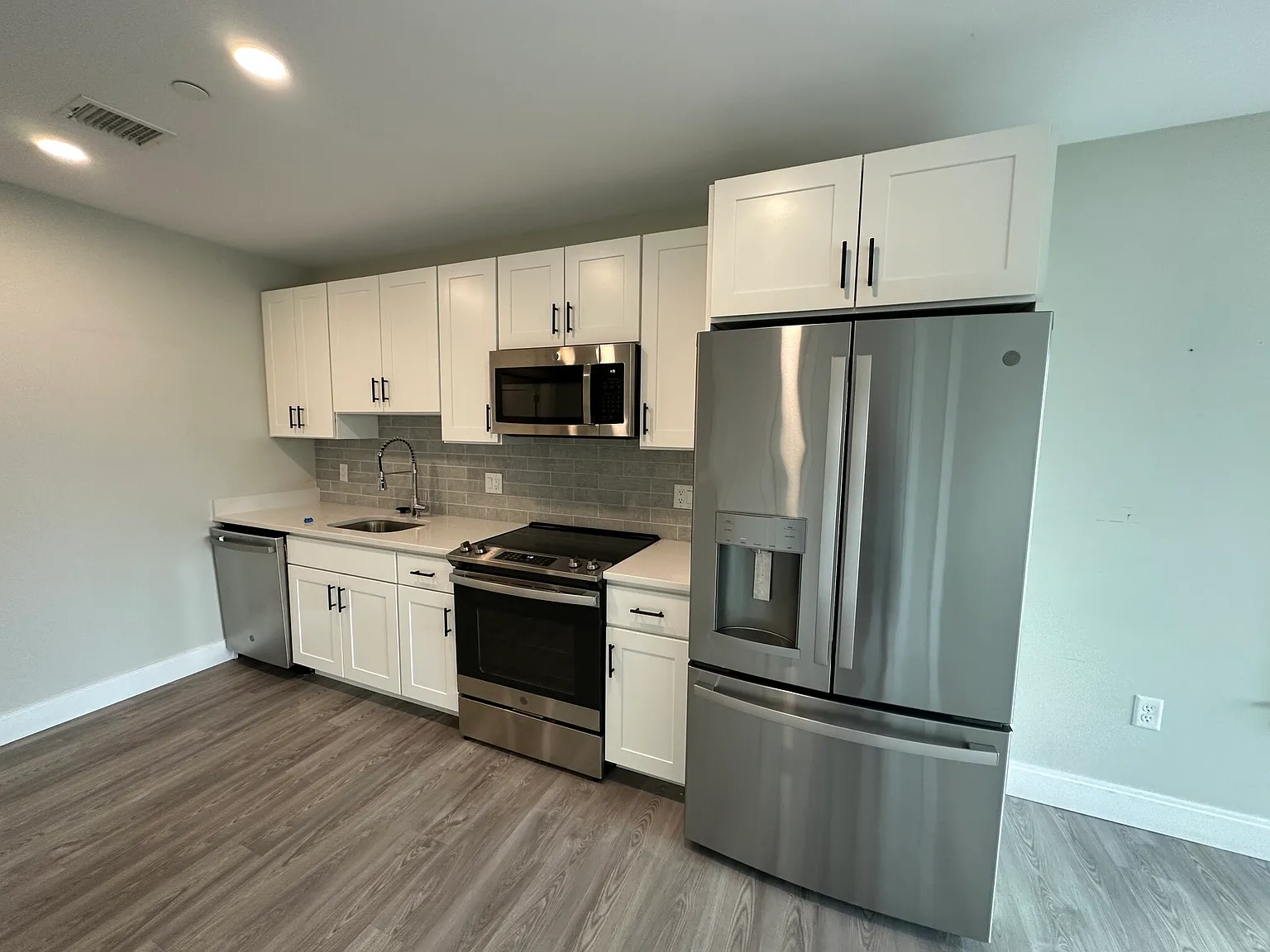 2 bed, 1.0 bath, 856 sqft, $3,620 — Photo 3