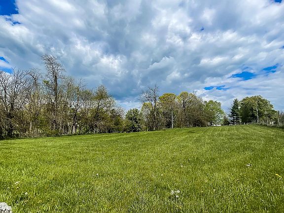 2nd image of 105 Cardinal Knoll Ln