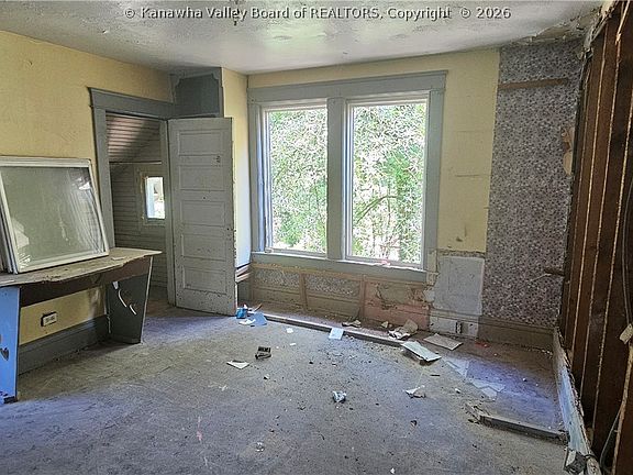 4th image of 1215 Edgewood Dr