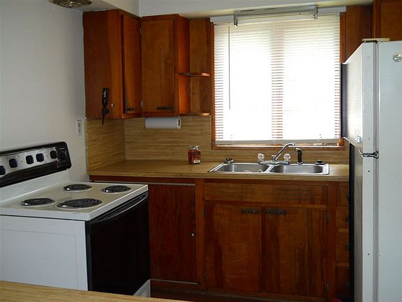 4th image of 301 N Reserve St