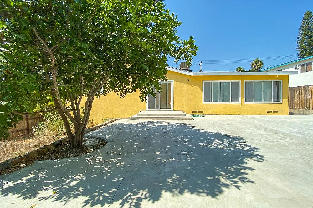 8 bed, 2200 sqft, $9,300 — Photo 2