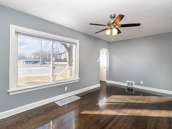 3rd image of 6921 Broadway