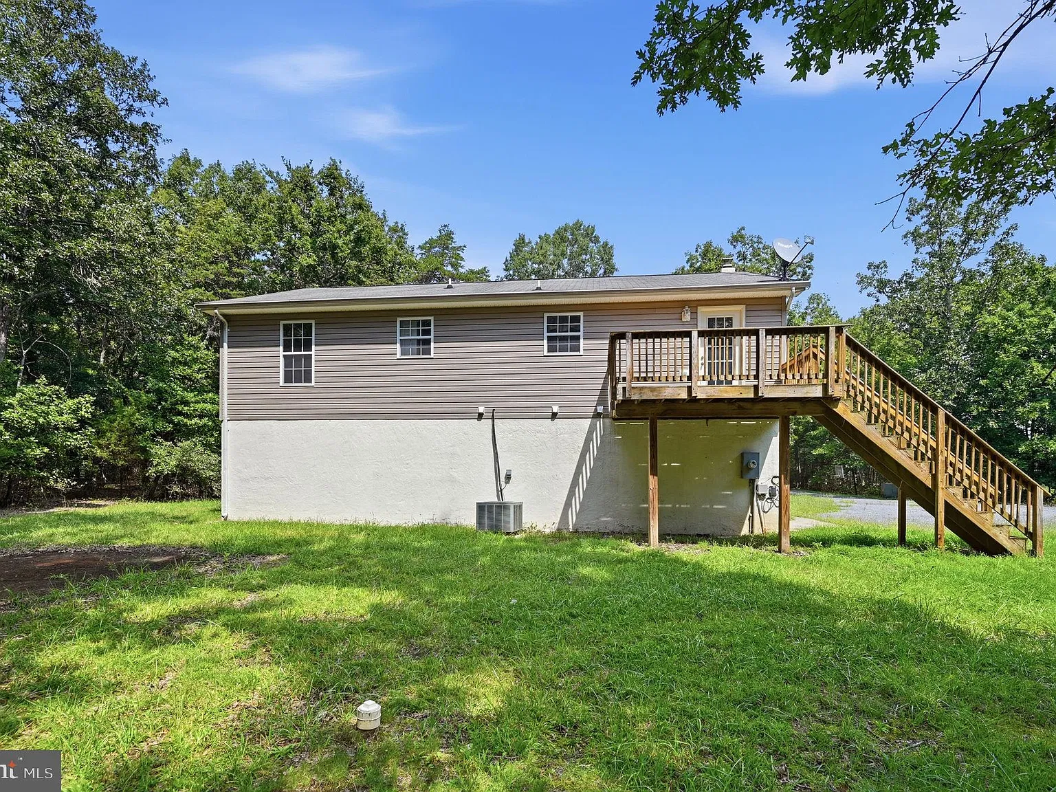 3 bed, 2.0 bath, 1204 sqft, $2,500 — Photo 2