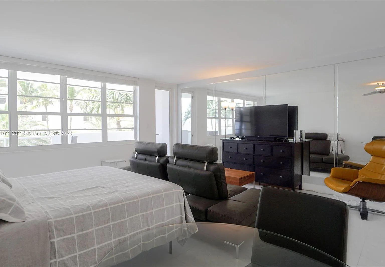 The Decoplage Condo — Photo 4