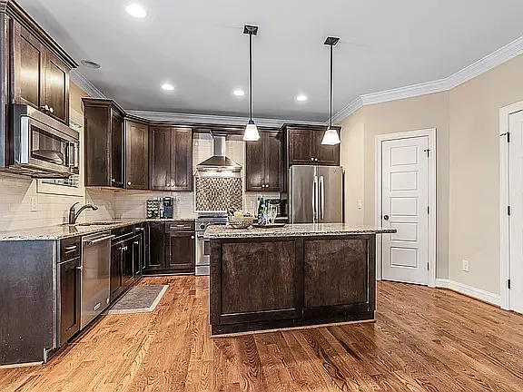 5 bed, 4161 sqft, $900 — Photo 2
