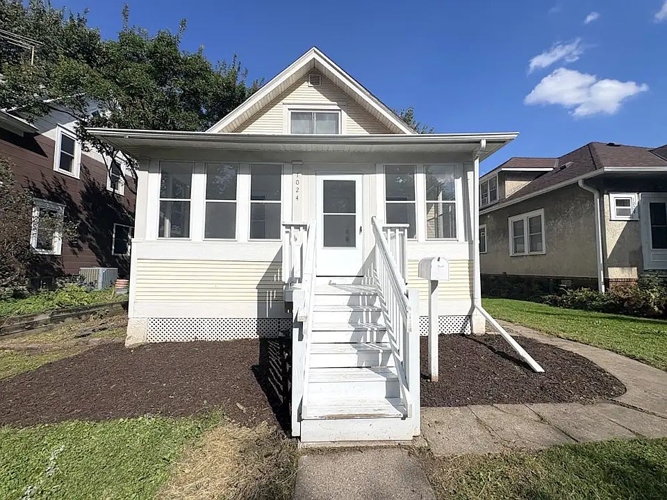 1st image of 918 25th Ave SE