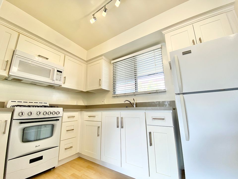 1st image of 1334 Barry Ave APT 6