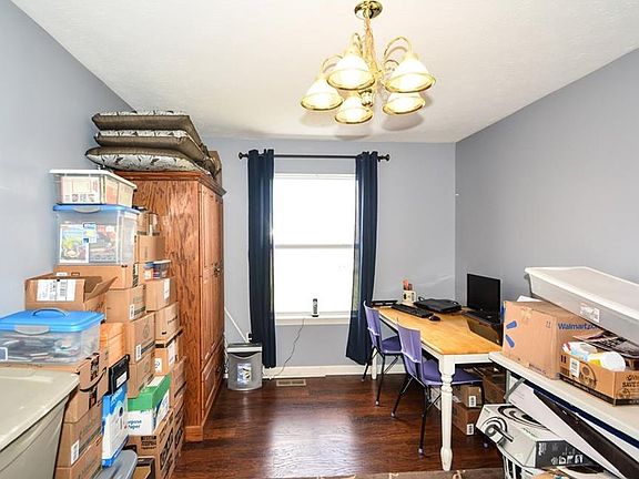 4th image of 220 Dupont Ln
