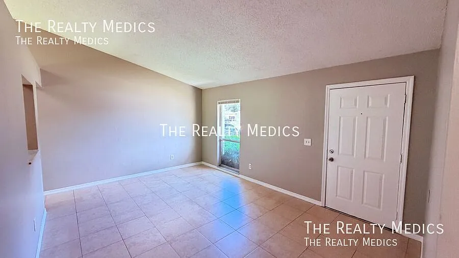 12349 Antonio Circle. Duplex Close to UCF and major highways Large yard, — Photo 2