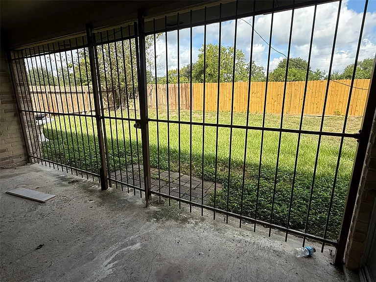 2114 W Greens Rd — Photo 10